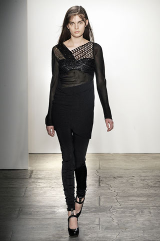 Vestido corto negro recortes gasa bordado calzas negras Vanessa Bruno
